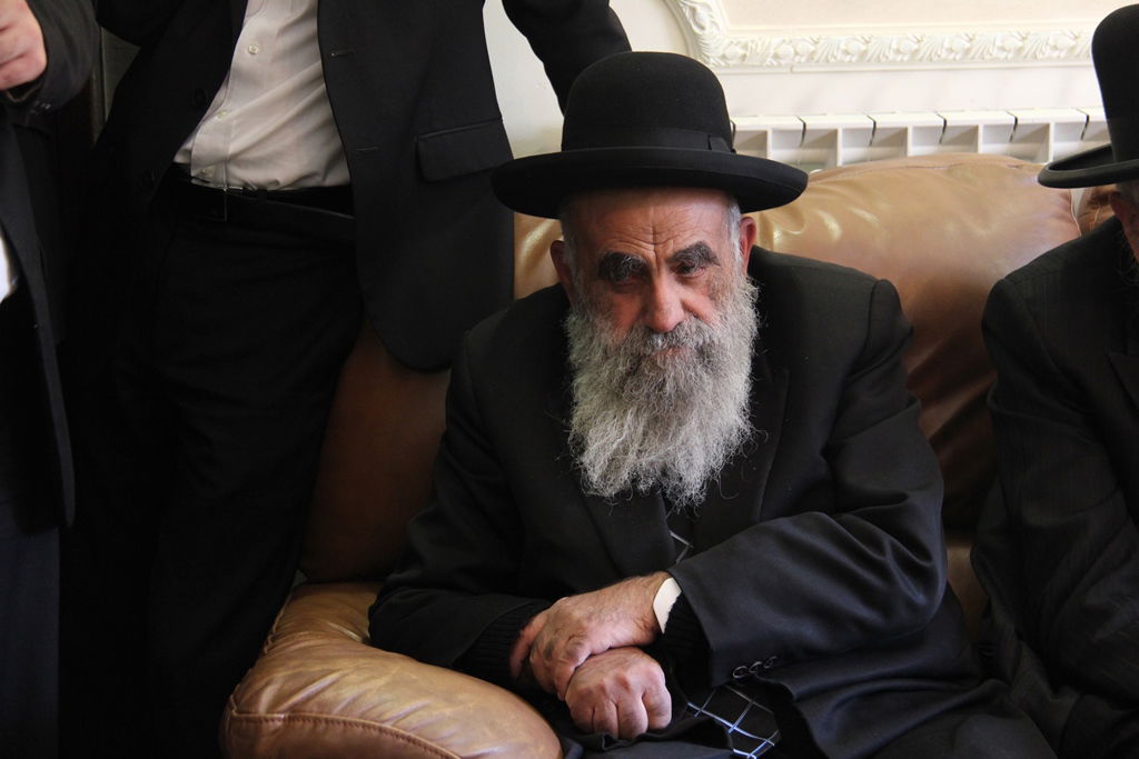 צפו: רבנים, אדמו"רים ואישי ציבור מנחמים בבית משפחת הרב עובדיה