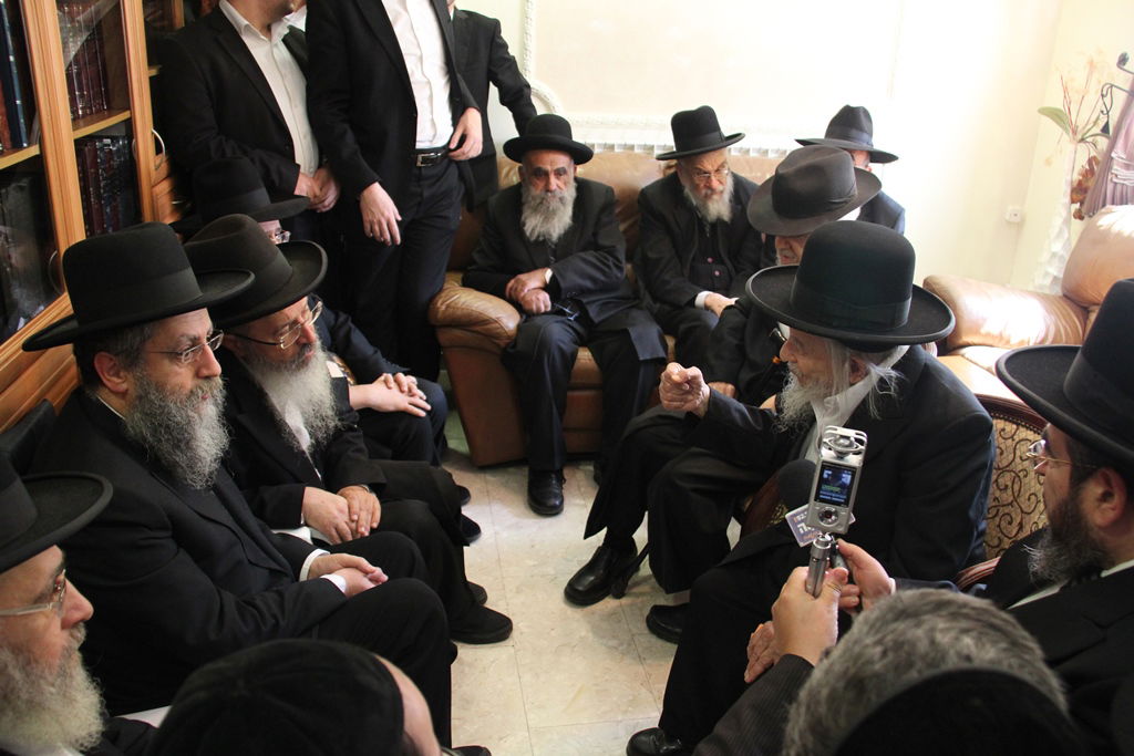 צפו: רבנים, אדמו"רים ואישי ציבור מנחמים בבית משפחת הרב עובדיה