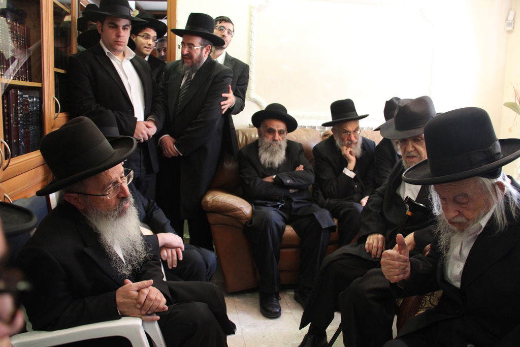 צפו: רבנים, אדמו"רים ואישי ציבור מנחמים בבית משפחת הרב עובדיה