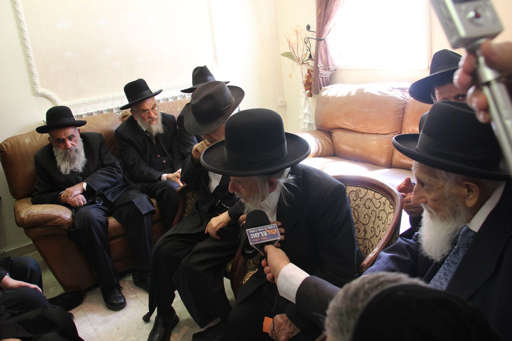 צפו: רבנים, אדמו"רים ואישי ציבור מנחמים בבית משפחת הרב עובדיה