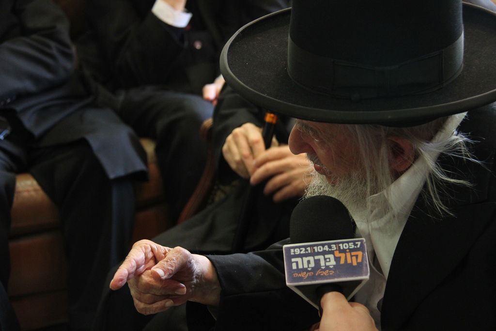 צפו: רבנים, אדמו"רים ואישי ציבור מנחמים בבית משפחת הרב עובדיה