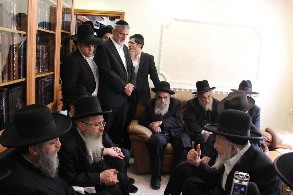 צפו: רבנים, אדמו"רים ואישי ציבור מנחמים בבית משפחת הרב עובדיה