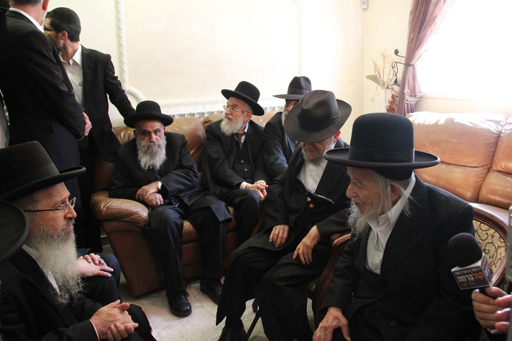 צפו: רבנים, אדמו"רים ואישי ציבור מנחמים בבית משפחת הרב עובדיה