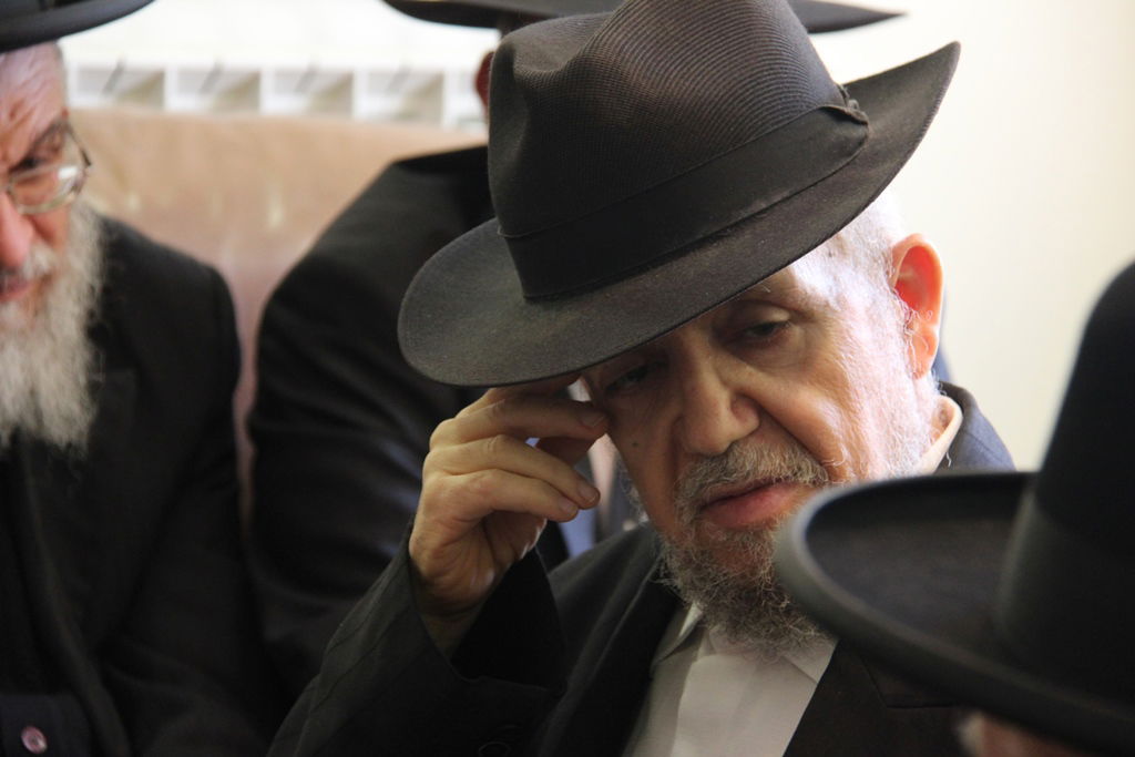 צפו: רבנים, אדמו"רים ואישי ציבור מנחמים בבית משפחת הרב עובדיה