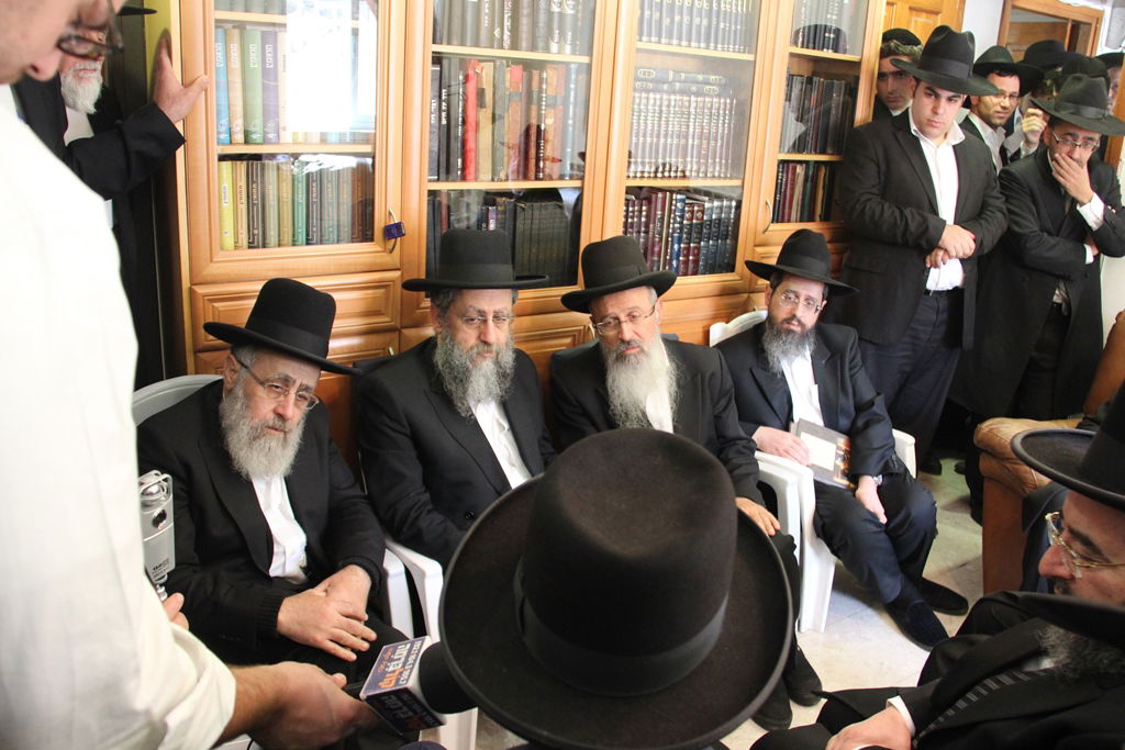 צפו: רבנים, אדמו"רים ואישי ציבור מנחמים בבית משפחת הרב עובדיה