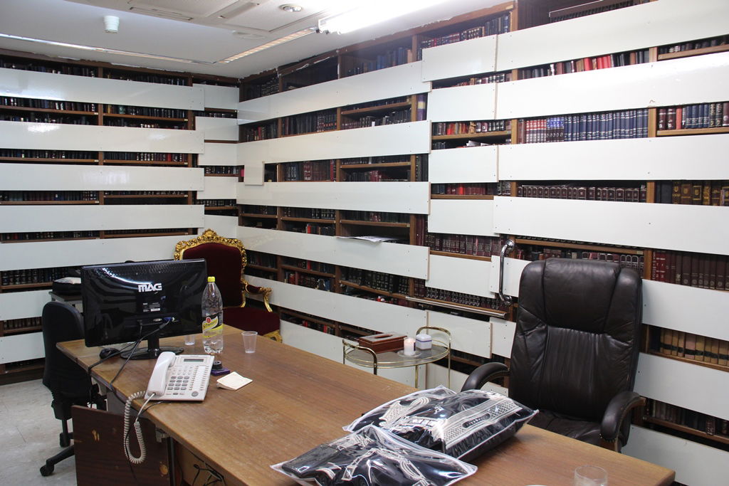 צפו: רבנים, אדמו"רים ואישי ציבור מנחמים בבית משפחת הרב עובדיה