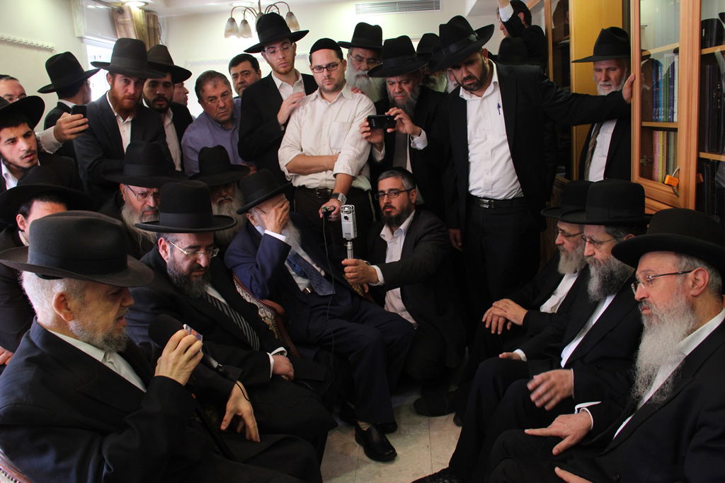 צפו: רבנים, אדמו"רים ואישי ציבור מנחמים בבית משפחת הרב עובדיה