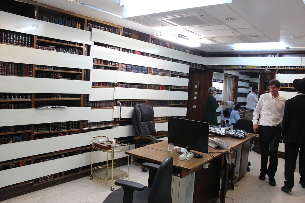 צפו: רבנים, אדמו"רים ואישי ציבור מנחמים בבית משפחת הרב עובדיה