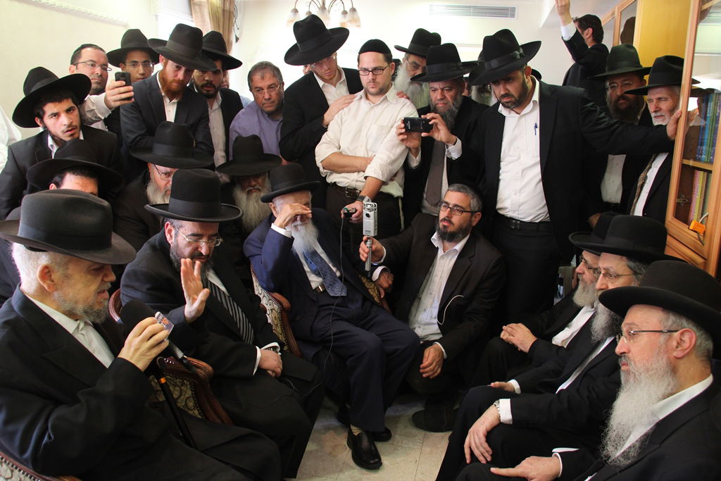 צפו: רבנים, אדמו"רים ואישי ציבור מנחמים בבית משפחת הרב עובדיה