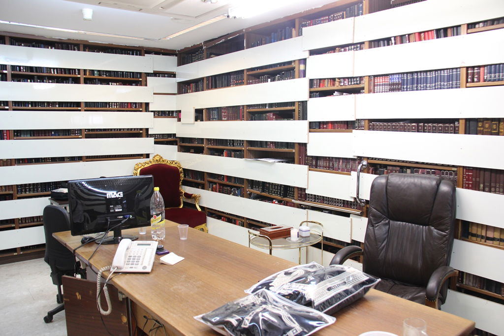 צפו: רבנים, אדמו"רים ואישי ציבור מנחמים בבית משפחת הרב עובדיה