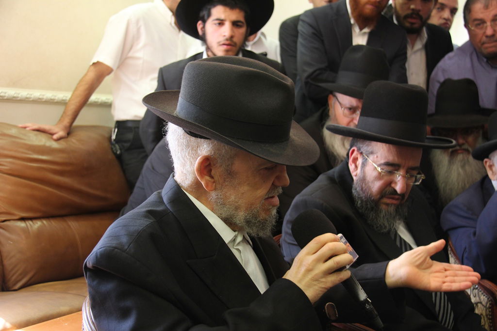 צפו: רבנים, אדמו"רים ואישי ציבור מנחמים בבית משפחת הרב עובדיה