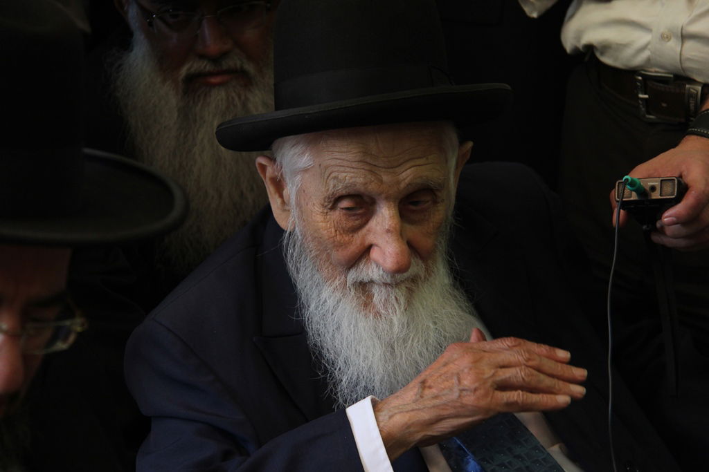 צפו: רבנים, אדמו"רים ואישי ציבור מנחמים בבית משפחת הרב עובדיה