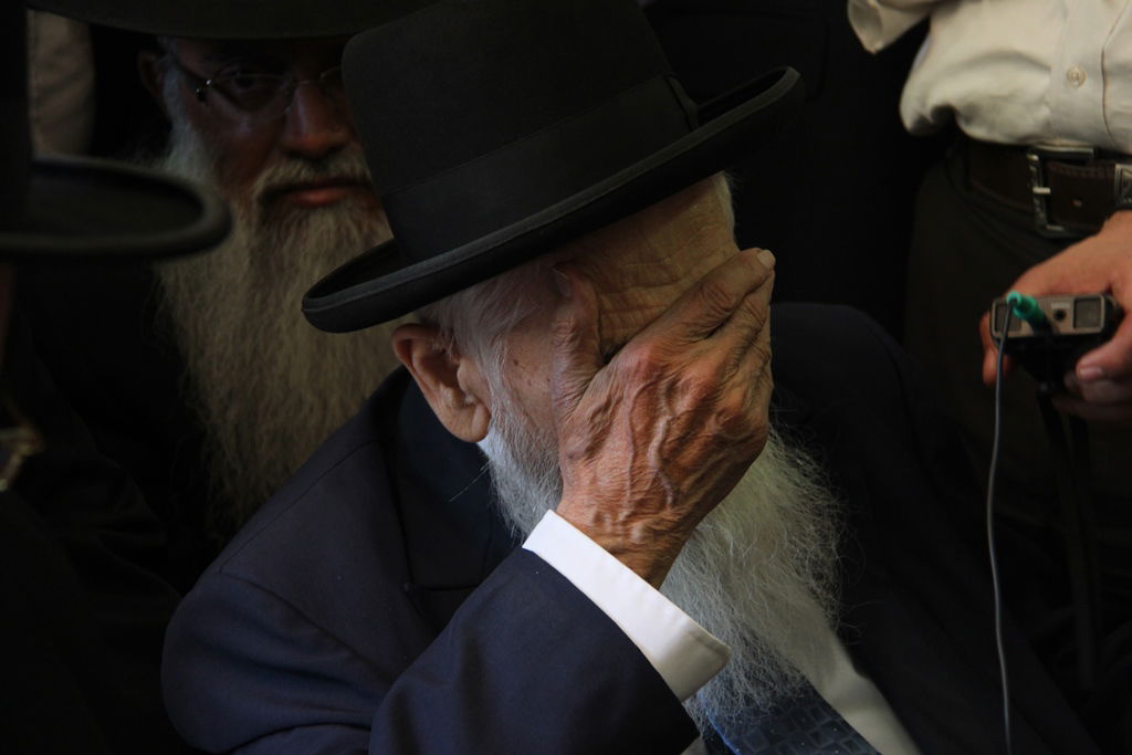 צפו: רבנים, אדמו"רים ואישי ציבור מנחמים בבית משפחת הרב עובדיה