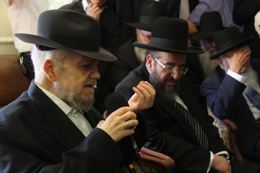 צפו: רבנים, אדמו"רים ואישי ציבור מנחמים בבית משפחת הרב עובדיה