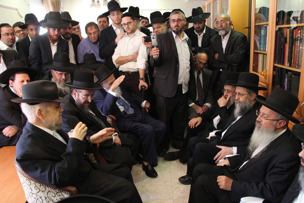 צפו: רבנים, אדמו"רים ואישי ציבור מנחמים בבית משפחת הרב עובדיה