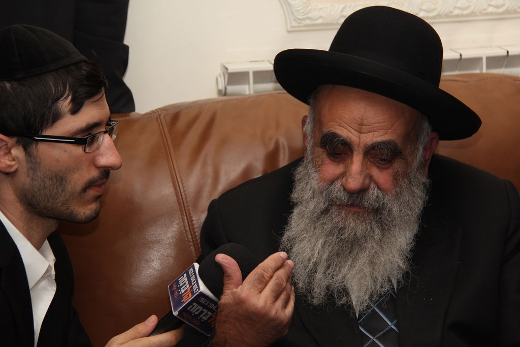 צפו: רבנים, אדמו"רים ואישי ציבור מנחמים בבית משפחת הרב עובדיה