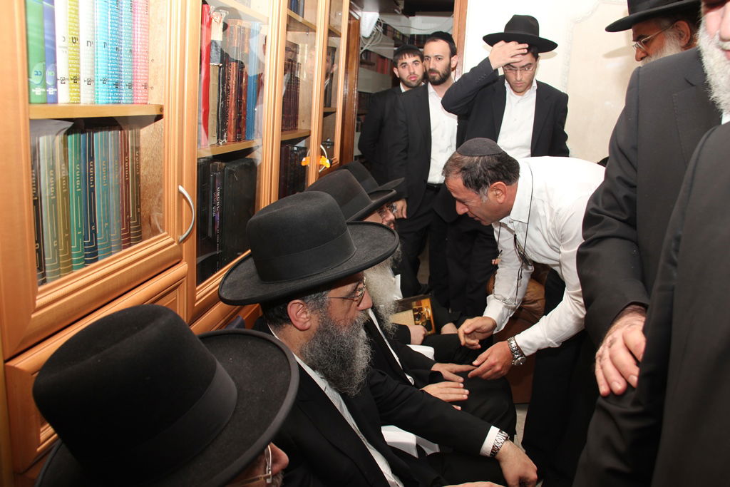 צפו: רבנים, אדמו"רים ואישי ציבור מנחמים בבית משפחת הרב עובדיה