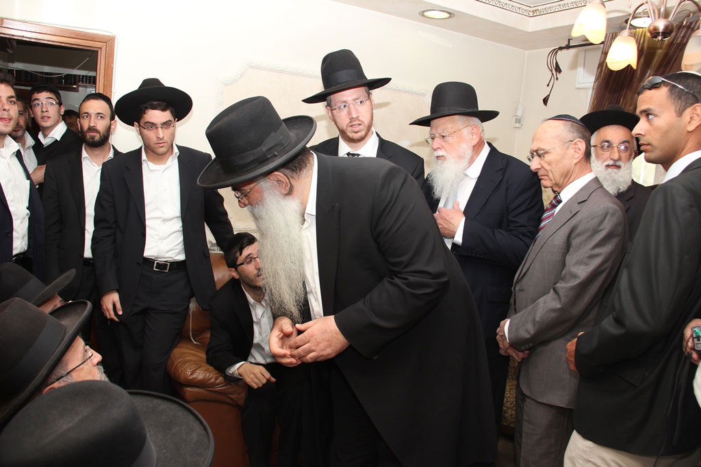 צפו: רבנים, אדמו"רים ואישי ציבור מנחמים בבית משפחת הרב עובדיה