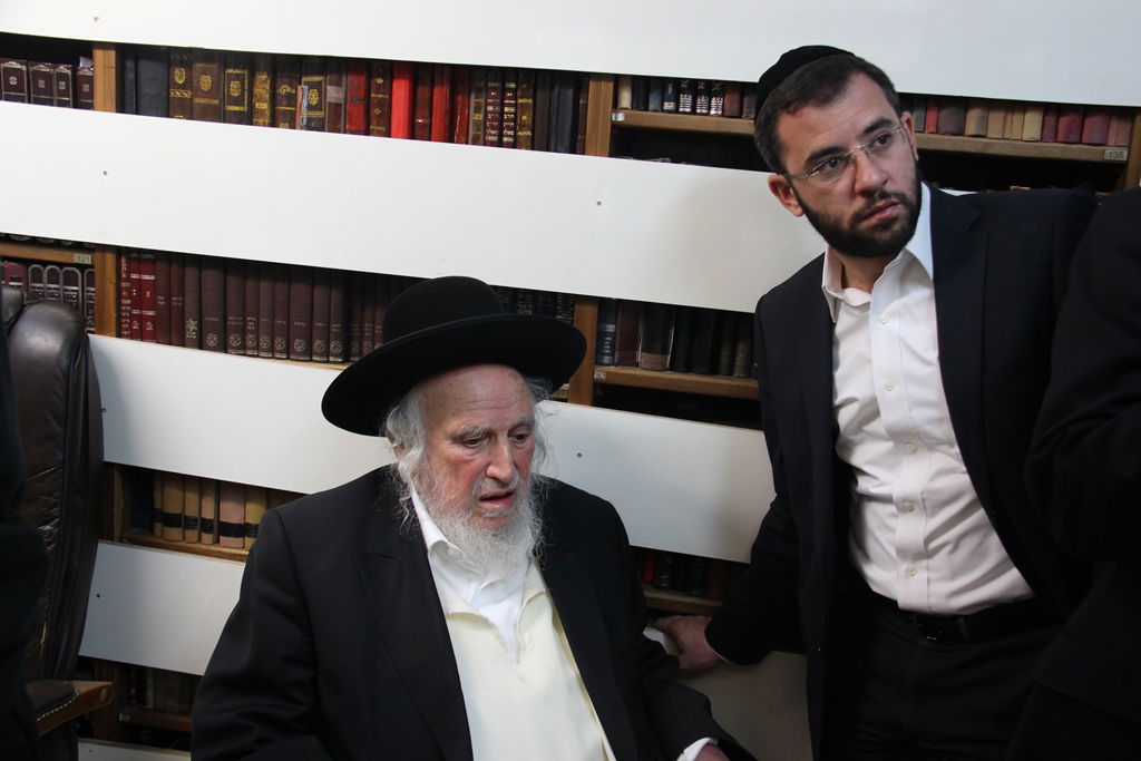 צפו: רבנים, אדמו"רים ואישי ציבור מנחמים בבית משפחת הרב עובדיה