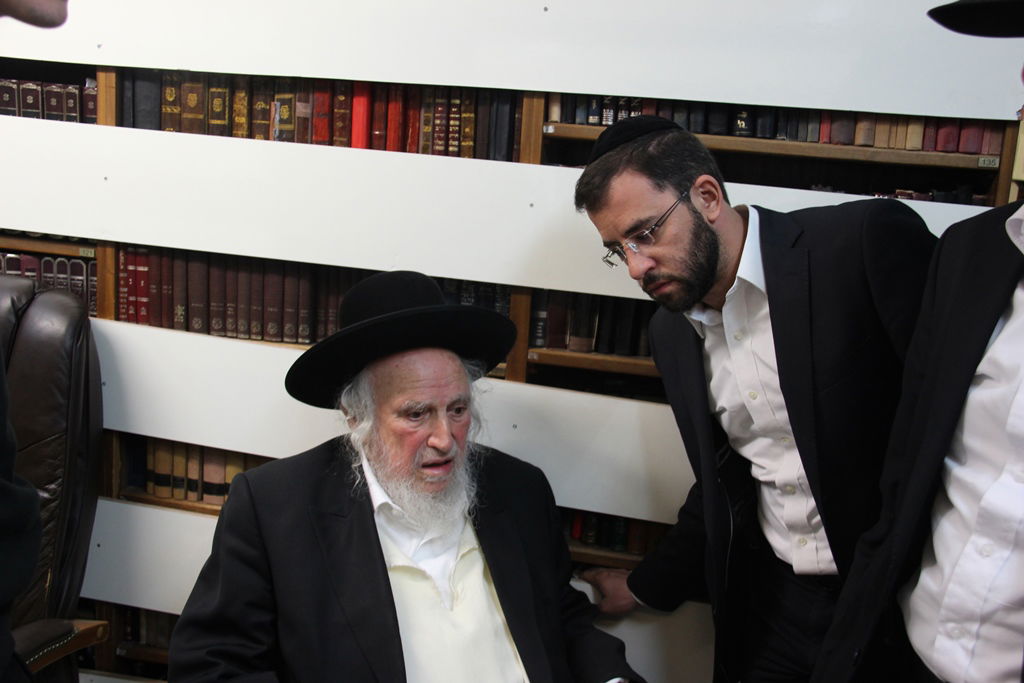 צפו: רבנים, אדמו"רים ואישי ציבור מנחמים בבית משפחת הרב עובדיה