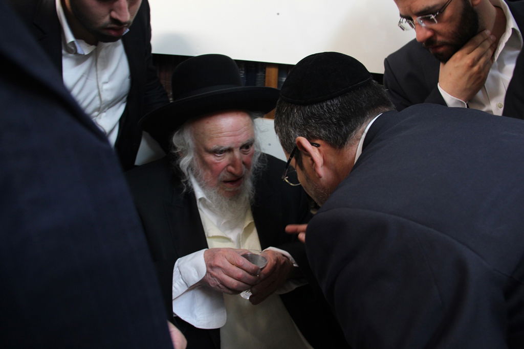 צפו: רבנים, אדמו"רים ואישי ציבור מנחמים בבית משפחת הרב עובדיה