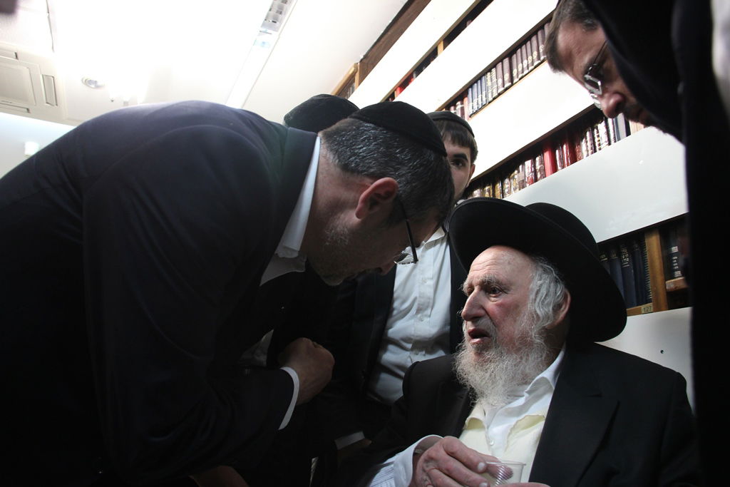 צפו: רבנים, אדמו"רים ואישי ציבור מנחמים בבית משפחת הרב עובדיה