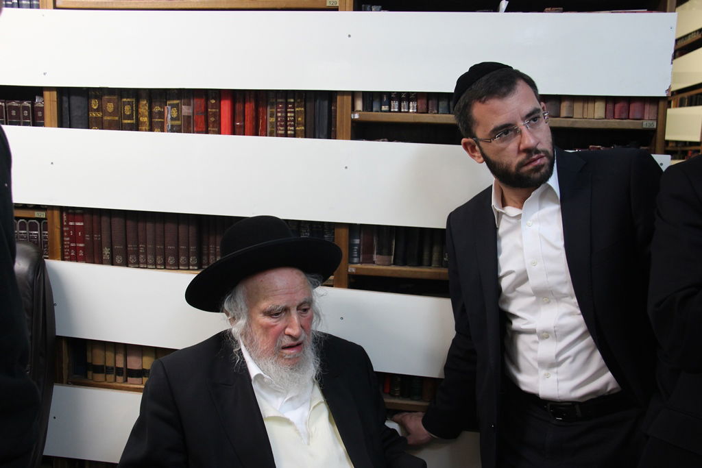 צפו: רבנים, אדמו"רים ואישי ציבור מנחמים בבית משפחת הרב עובדיה