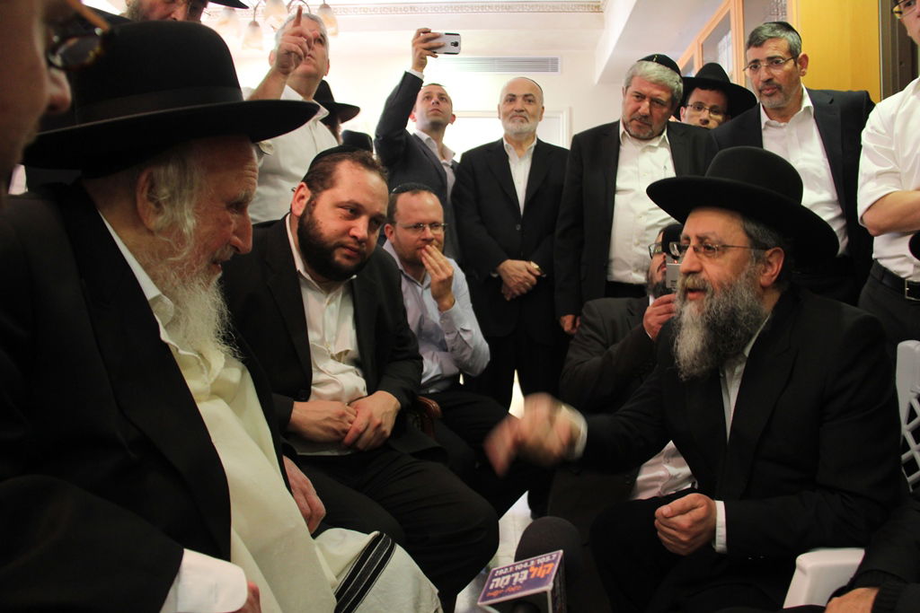 צפו: רבנים, אדמו"רים ואישי ציבור מנחמים בבית משפחת הרב עובדיה