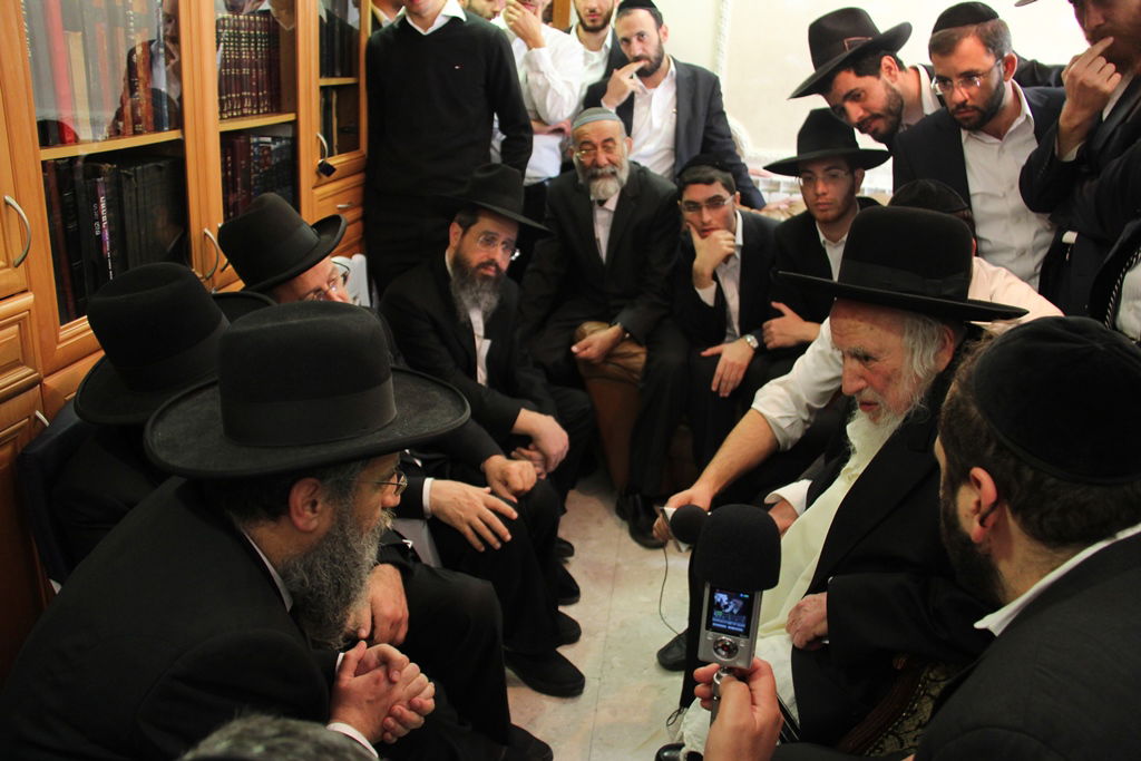 צפו: רבנים, אדמו"רים ואישי ציבור מנחמים בבית משפחת הרב עובדיה