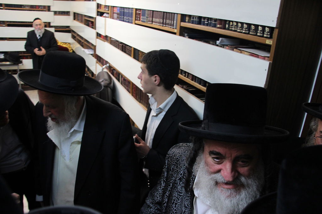 צפו: רבנים, אדמו"רים ואישי ציבור מנחמים בבית משפחת הרב עובדיה