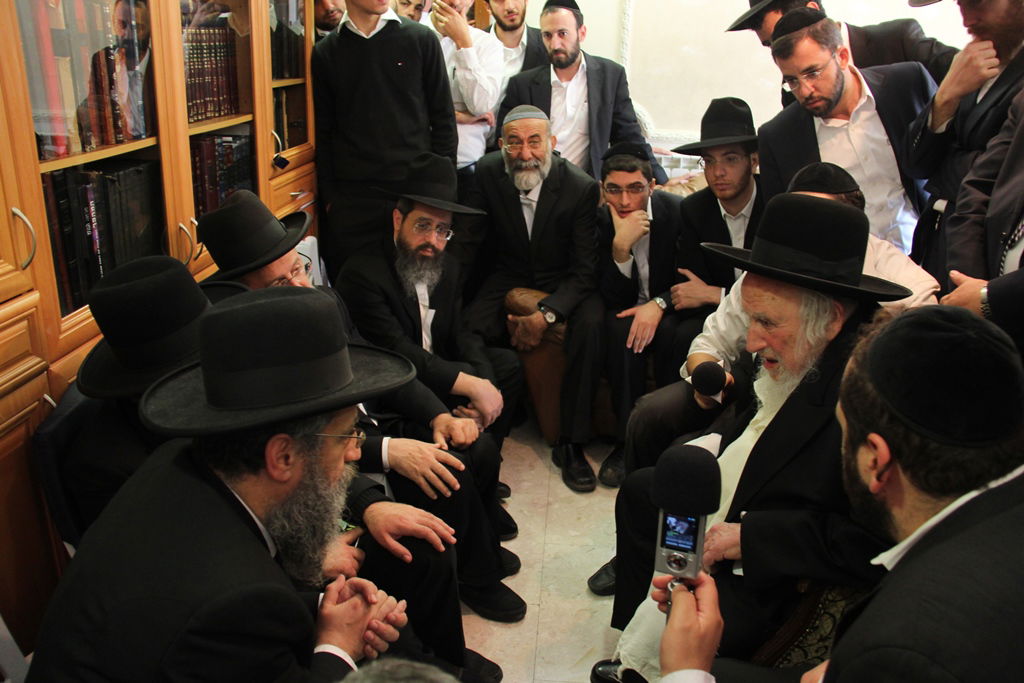 צפו: רבנים, אדמו"רים ואישי ציבור מנחמים בבית משפחת הרב עובדיה