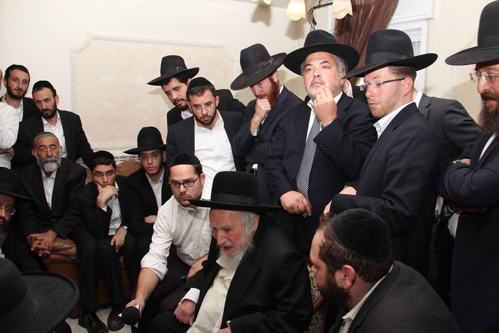 צפו: רבנים, אדמו"רים ואישי ציבור מנחמים בבית משפחת הרב עובדיה