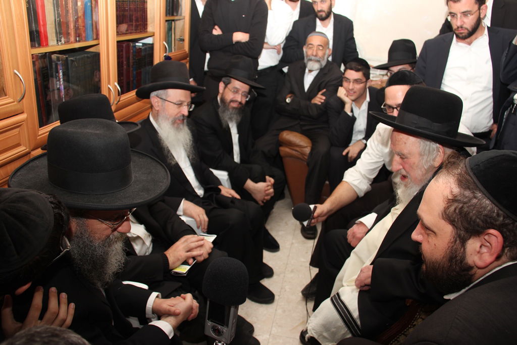 צפו: רבנים, אדמו"רים ואישי ציבור מנחמים בבית משפחת הרב עובדיה