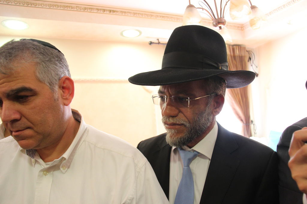 צפו: רבנים, אדמו"רים ואישי ציבור מנחמים בבית משפחת הרב עובדיה