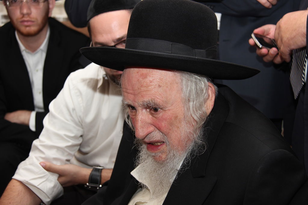 צפו: רבנים, אדמו"רים ואישי ציבור מנחמים בבית משפחת הרב עובדיה