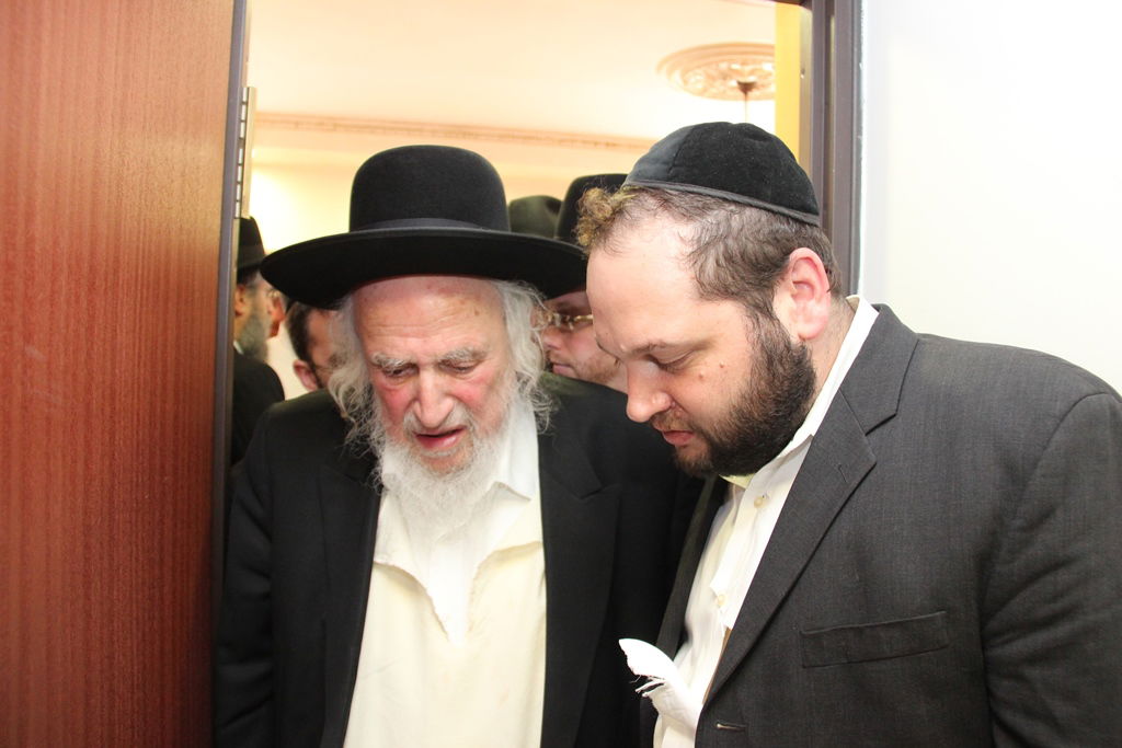 צפו: רבנים, אדמו"רים ואישי ציבור מנחמים בבית משפחת הרב עובדיה