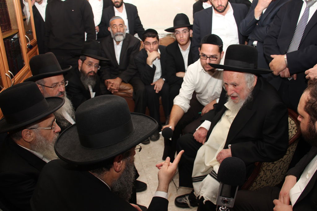 צפו: רבנים, אדמו"רים ואישי ציבור מנחמים בבית משפחת הרב עובדיה