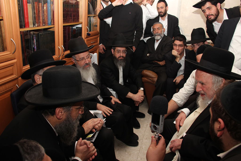 צפו: רבנים, אדמו"רים ואישי ציבור מנחמים בבית משפחת הרב עובדיה