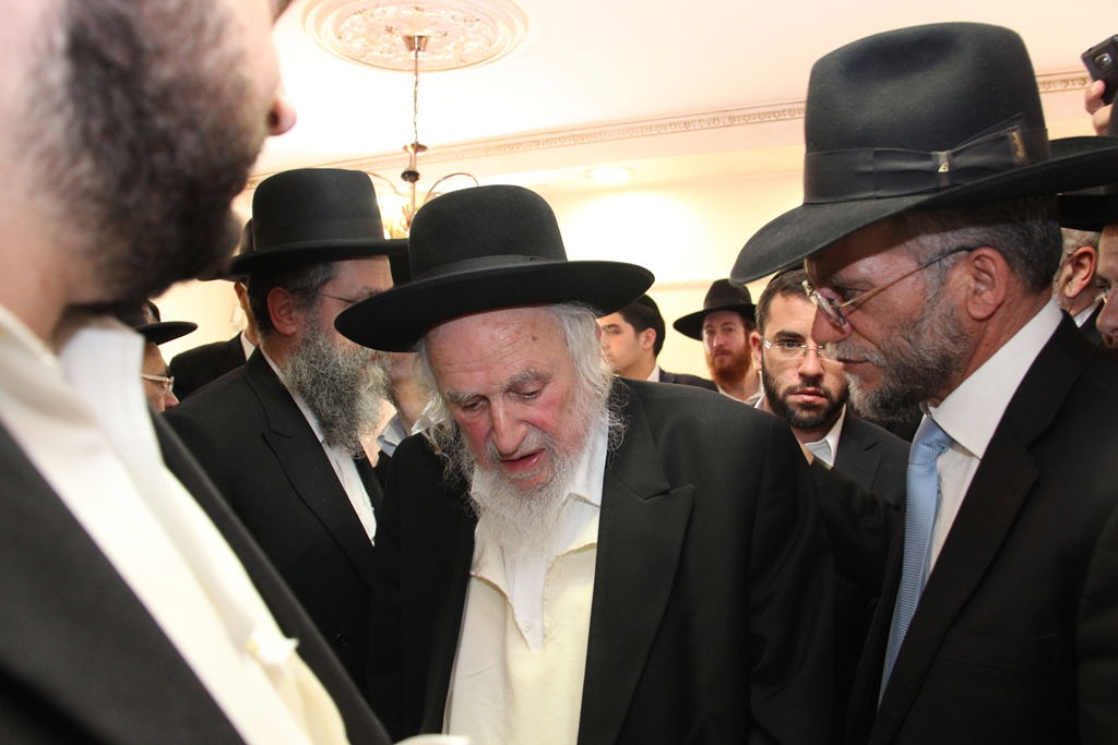 צפו: רבנים, אדמו"רים ואישי ציבור מנחמים בבית משפחת הרב עובדיה