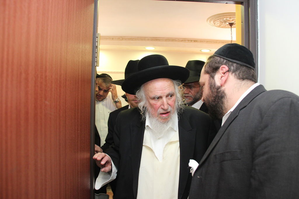 צפו: רבנים, אדמו"רים ואישי ציבור מנחמים בבית משפחת הרב עובדיה