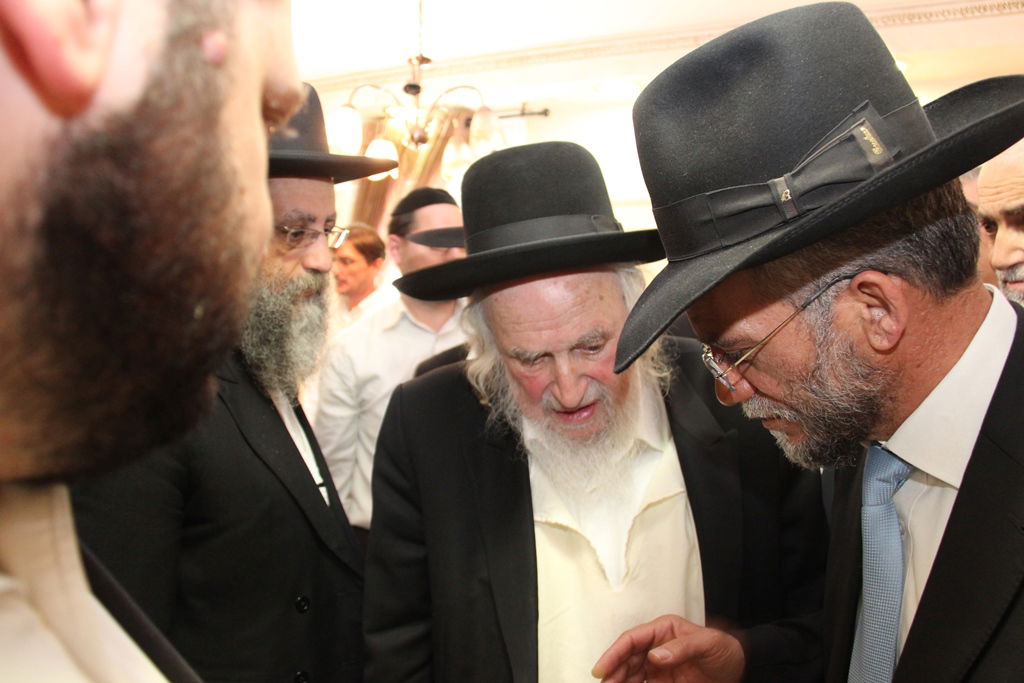 צפו: רבנים, אדמו"רים ואישי ציבור מנחמים בבית משפחת הרב עובדיה