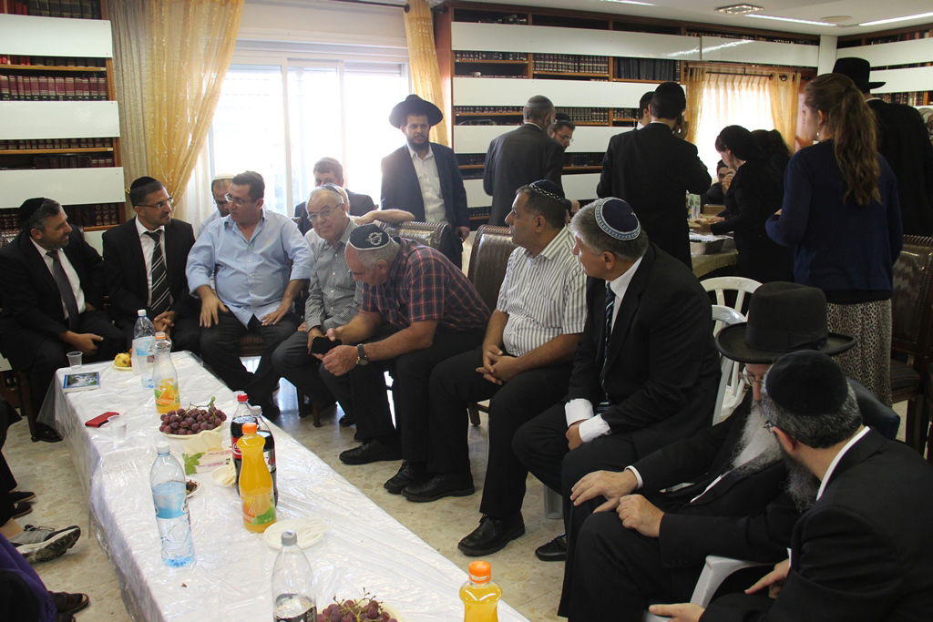צפו: רבנים, אדמו"רים ואישי ציבור מנחמים בבית משפחת הרב עובדיה