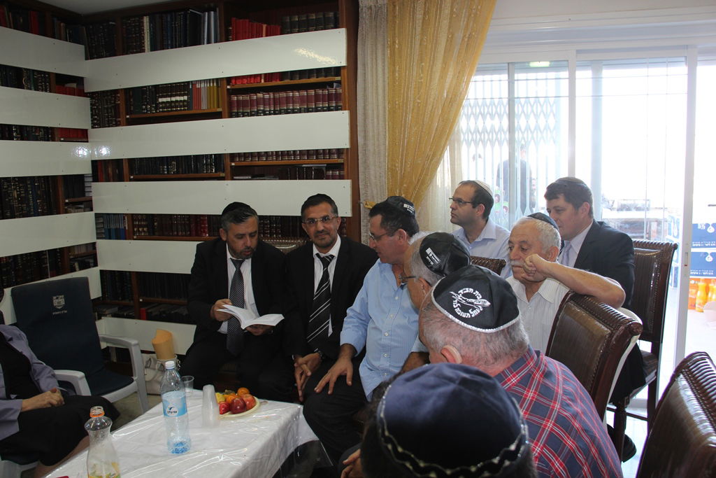 צפו: רבנים, אדמו"רים ואישי ציבור מנחמים בבית משפחת הרב עובדיה