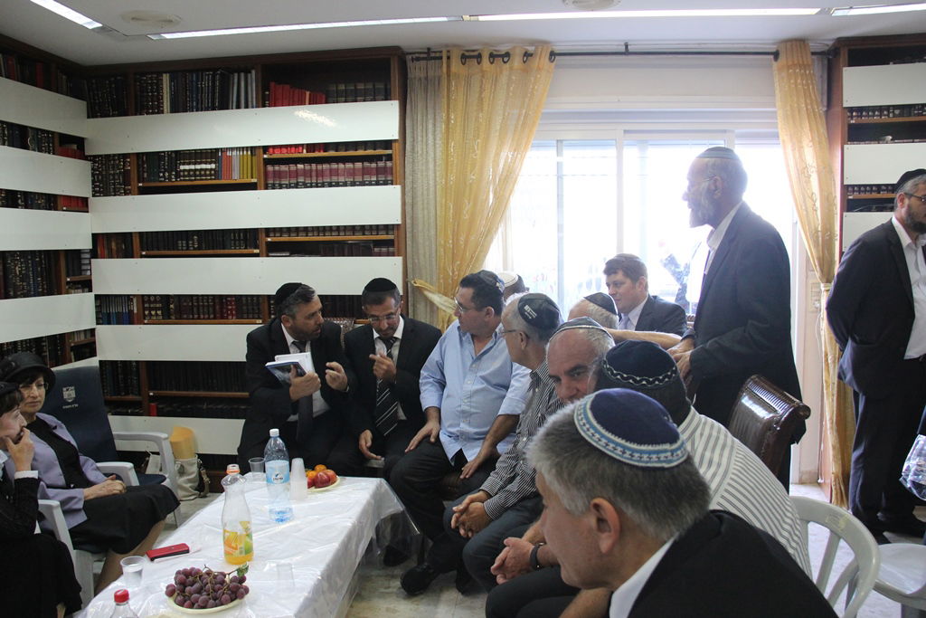 צפו: רבנים, אדמו"רים ואישי ציבור מנחמים בבית משפחת הרב עובדיה