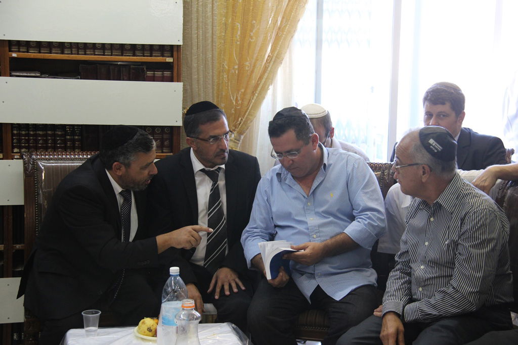 צפו: רבנים, אדמו"רים ואישי ציבור מנחמים בבית משפחת הרב עובדיה