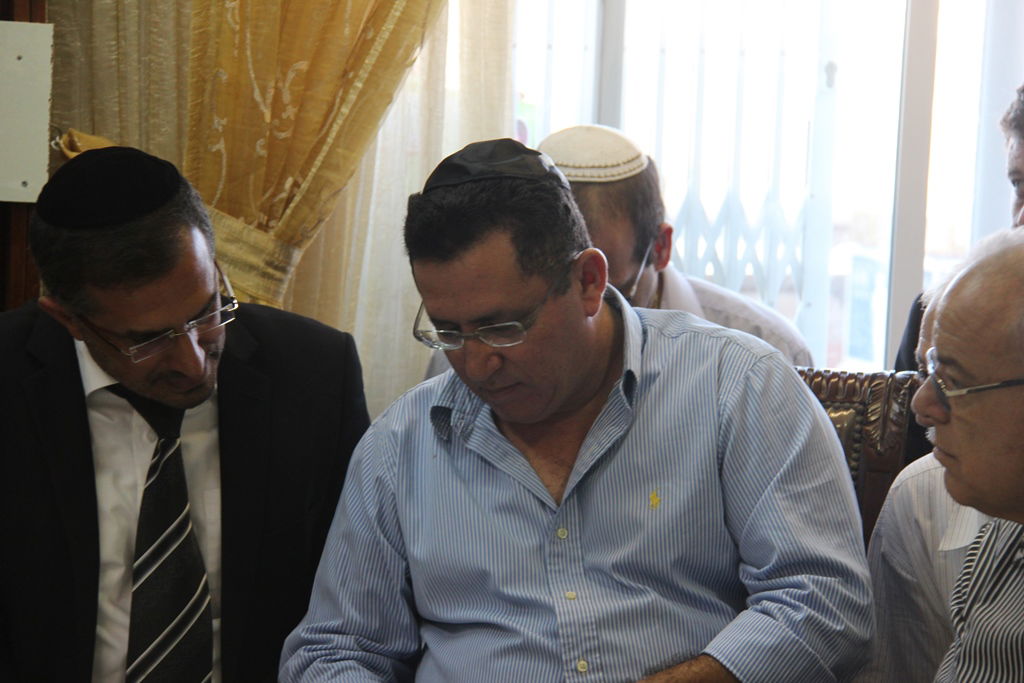 צפו: רבנים, אדמו"רים ואישי ציבור מנחמים בבית משפחת הרב עובדיה