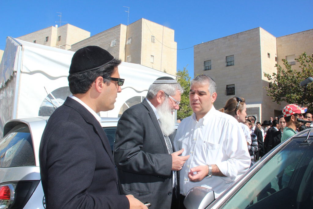 צפו: רבנים, אדמו"רים ואישי ציבור מנחמים בבית משפחת הרב עובדיה