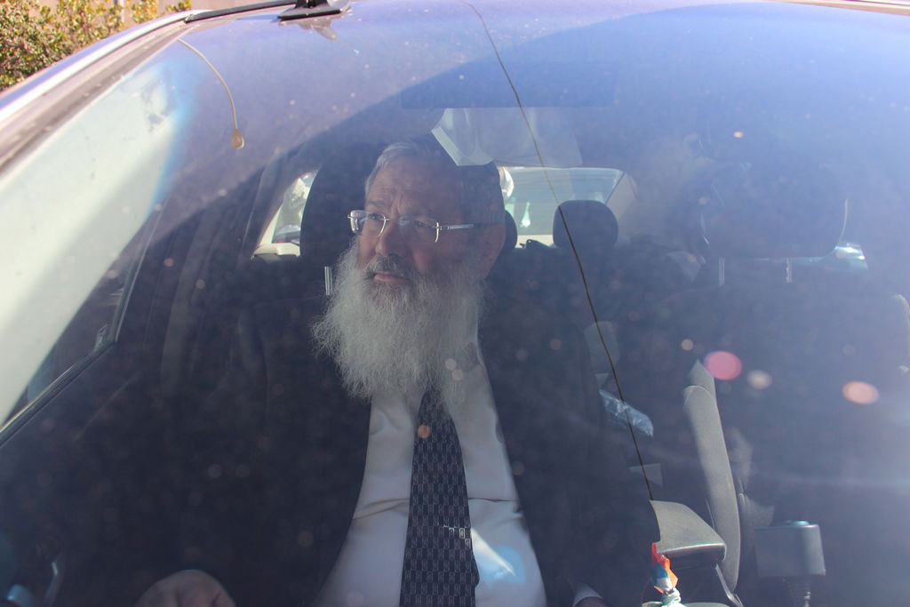 צפו: רבנים, אדמו"רים ואישי ציבור מנחמים בבית משפחת הרב עובדיה