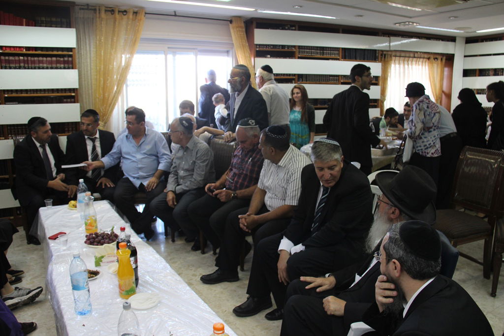 צפו: רבנים, אדמו"רים ואישי ציבור מנחמים בבית משפחת הרב עובדיה