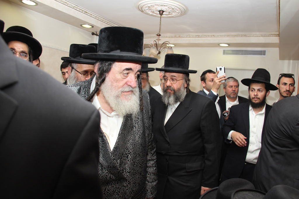 תיעוד בלעדי: האדמו"ר מויז'ניץ מנחם את בניו של מרן הגר"ע יוסף זצ"ל